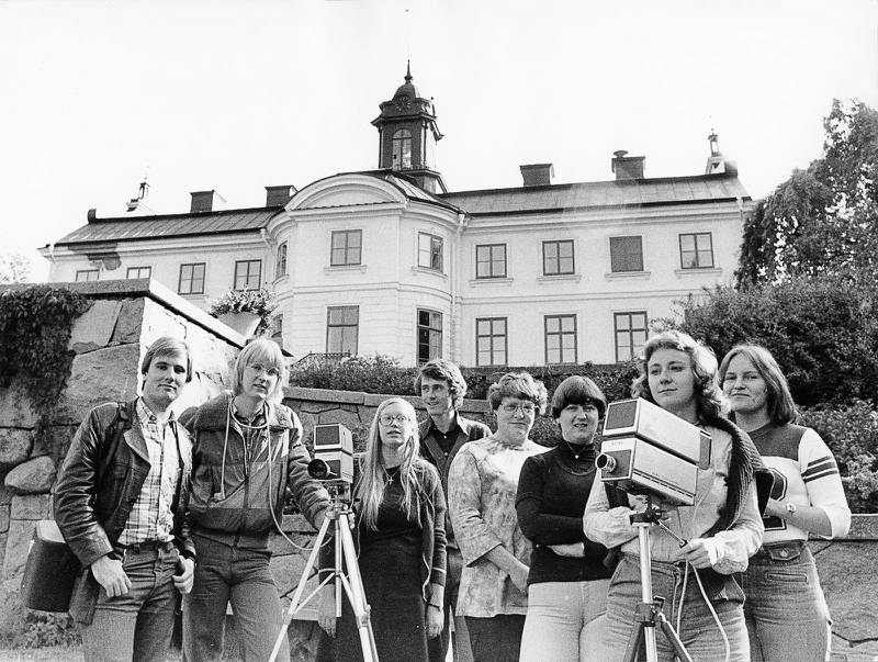 Elever på medielinjen läsåret 1976–77. Längst bak i mitten Torbjörn Stolpe, kursledare på medielinjen i drygt 30 år.