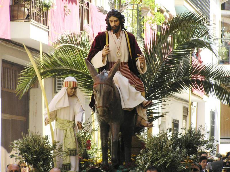 I Valencia, Spanien, hålls varje år en speciell procession på palmsöndagen.
