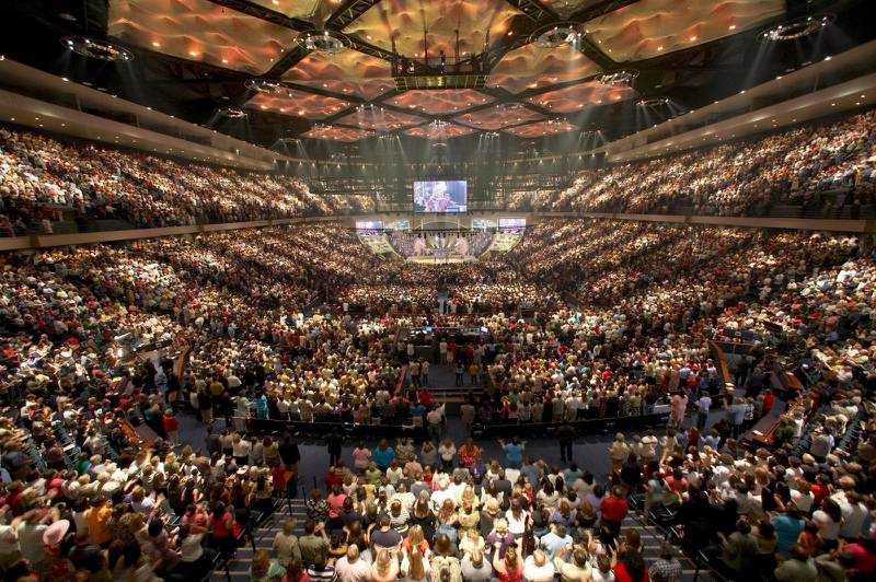 Megaförsamlingen Lakewood Church i Texas rymmer över 16 000 sittplatser