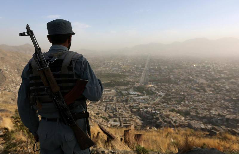 Farlig stad. En afghansk polisman tittar ut över huvudstaden Kabul där två av Operation Mercys medarbetare attackerades i maj. Vid överfallet mördades en tysk kvinna samtidigt som en finsk kvinna kidnappades. Sedan dess är hon försvunnen.
