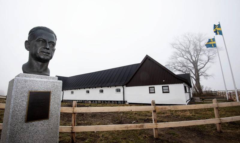 Dag Hammarskjölds staty finns i dag vid Hammarskjölds tidigare hem Backåkra på Österlen.
