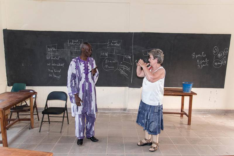 Rektor Innocent Kientegas visar ett av klassrummen på pingstsamfundets skola. 