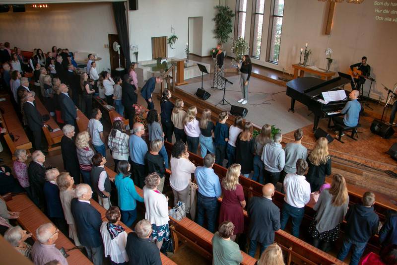 LOVSÅNG. Söndagens gudstjänst inleddes med gemensam sång av en stående församling.