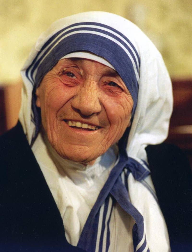 Moder Teresa föddes 26 augusti 1910 i Skopje i Makedonien och dog 5 september 1997 i Calcutta i Indien. Hon var dock av albanskt ursprung. Men under hennes livstid visste få albaner vem hon var. I den stränga kommunistiska diktaturen sågs hon som statens fiende och det var förbjudet att ens tala om henne.