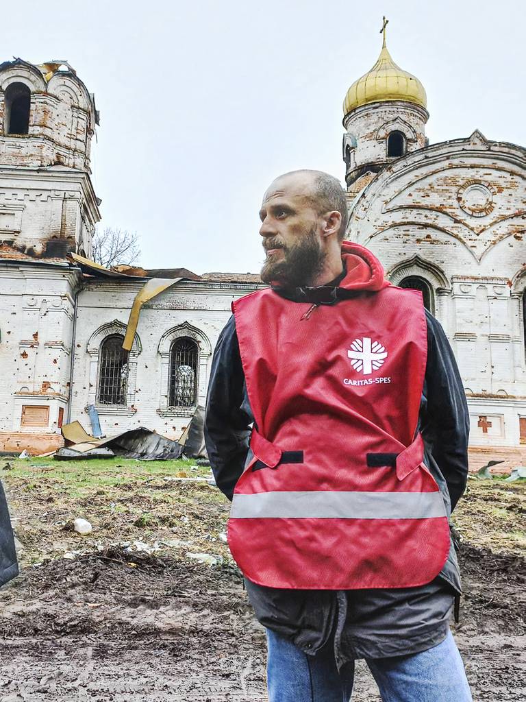 Han kommer direkt från krigets verklighet i Ukraina. Fader Vyacheslav Grynevych berättar att många oroas inför en vinter där de ryska anfallen intensifieras och nu drabbar landets infrastruktur. – Det finns i dagsläget ingen “säker” plats i Ukraina, säger han.