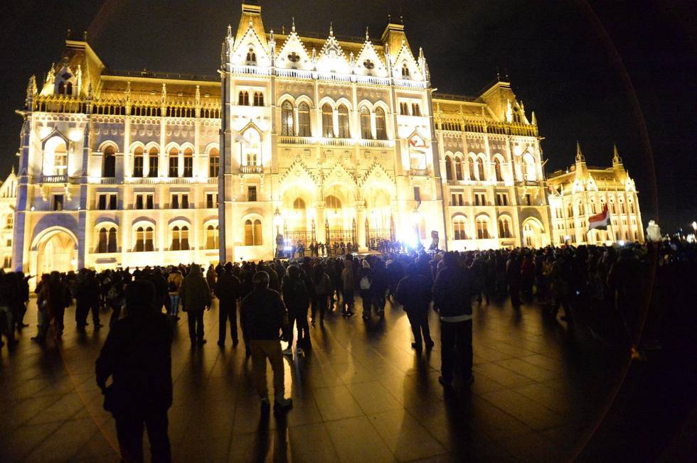Utmanad demokrati. I Ungern finns en stark koppling mellan missnöje med landets ekonomi och misstroendet mot demokratin. Här protester utanför parlamentet i Budapest 5 januari 2019, då 10.000 personer demonstrerade.