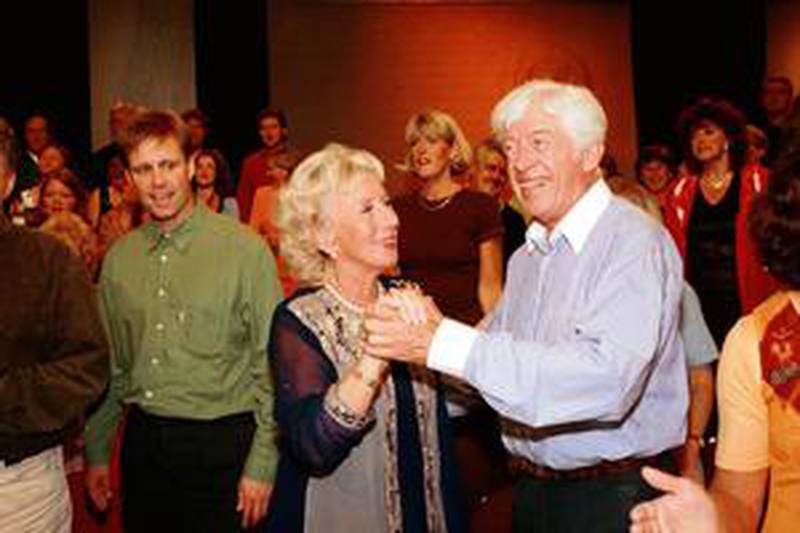 Nils F Nygren tar sig en svängom med BirGitta Edström under inspelningen av Minns du sången 1998.