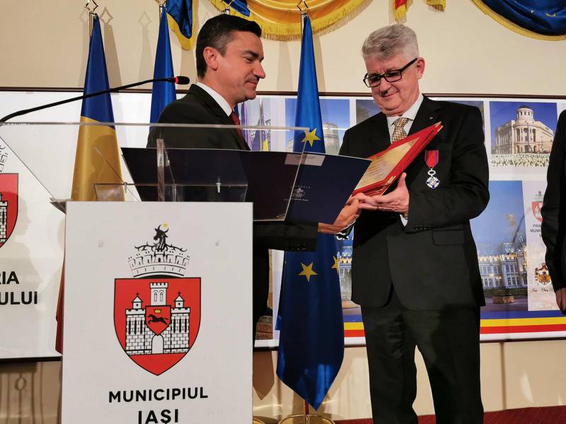 Iasi borgmästare Mihai Chirica överlämnar hedersintygelsen till Lennart Eriksson.