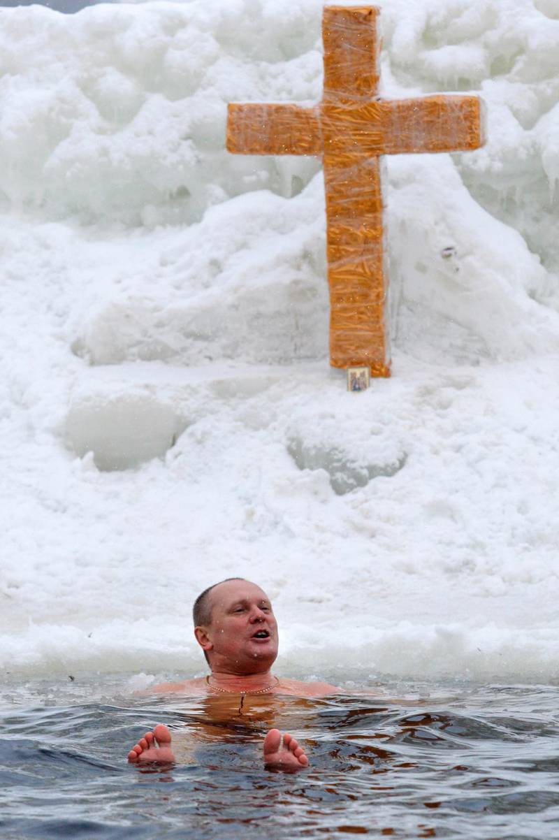 Iskallt bad. Den rumänsk-ortodoxa kyrkan har en tradition av att dyka efter ett kors som slängts i en isvak. Den som först når korset sägs bli frisk under det kommande året.
