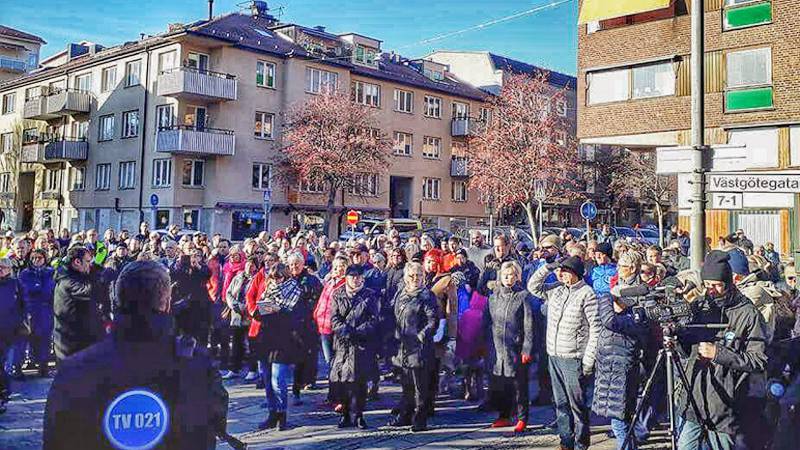 Cirka 300 personer kom till polishuset i Västerås på måndagen för att visa sitt stöd för polisen som besköts i sitt hem när han och familjen låg och sov. 