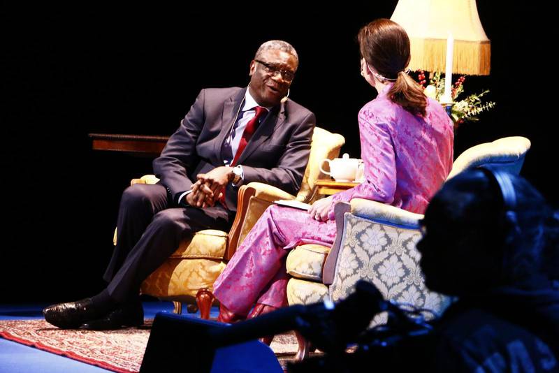 Denis Mukwege intervjuades av kvällens konferenciär Lydia Capolicchio.