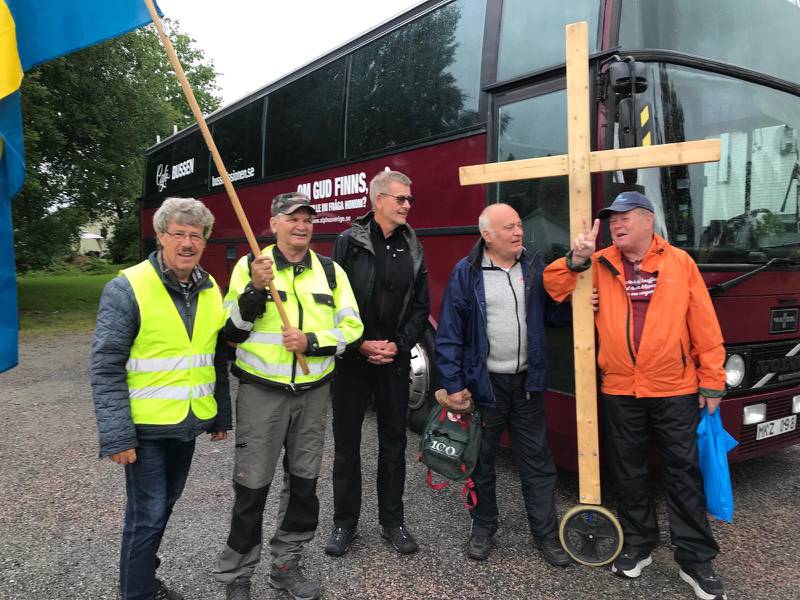 Alf Lax och Ove Jonsson med sällskap i Husum på väg till Örnsköldsvik bärandes korset.