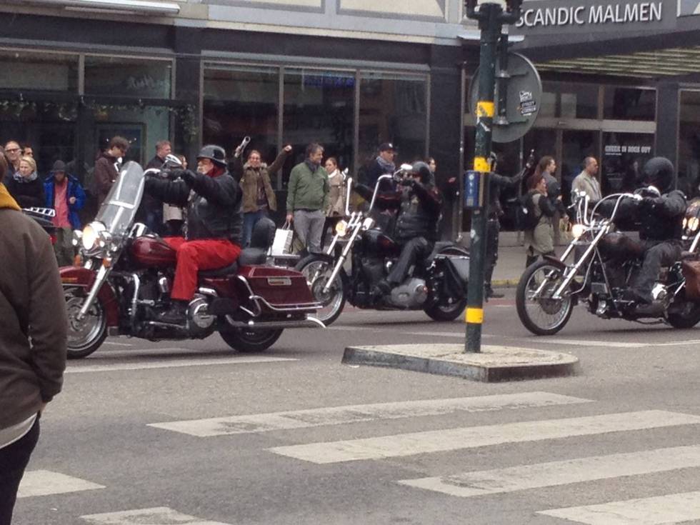 Mer än 100 motorcyklar i kortege på Götgatan i Stockholm under Talita Run 2015.