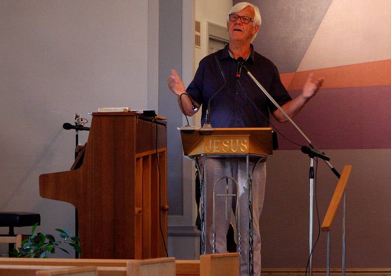 Nils-Erik Claesson är församlingens föreståndare och var dagens mötesledare.