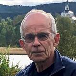 Jörgen Rutegård, jubilar. Själevads kyrka ses i bakgrunden. Mcn är en veteran, en Vincent Black Prince från 1955.