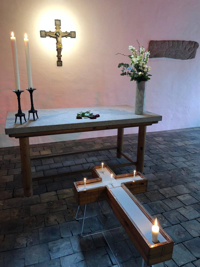 Ljuskors och altare i Bergakyrkan i Bjärred. Hit har många kommit för att söka stillhet och tröst efter det blev känt att en hel familj avlidit, i vad som ser ut att vara ett brott. 