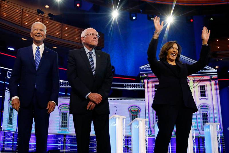 Kamala Harris med Joe Biden och Bernie Sanders (i mitten) under Demokraternas primärval. Nu är Harris utsedd av Biden till Demokraternas vicepresidentkandidat. Sanders är ute ur spelet.