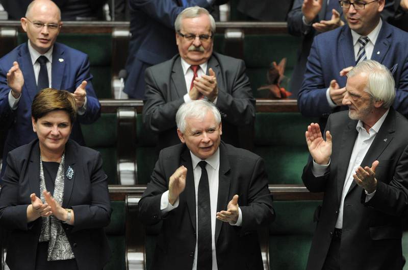 Beata Szydlo, premiär­minister, och partiledaren Jaroslaw Kaczynski. Han anses vara den som egentligen styr landet.