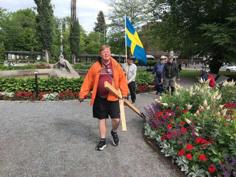 Alf Lax går med korset i Gå för Sverige.