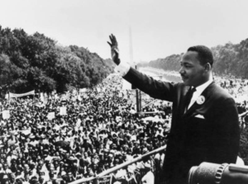 Martin Luther King leder en protestmarsch från Selma till Montgomery i Alabama mot att det i stort sett var omöjligt för svarta att registrera sig och rösta. 