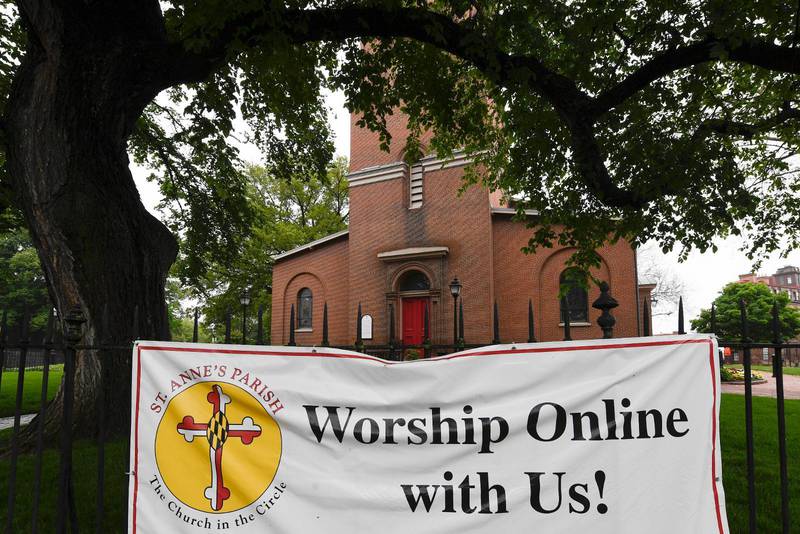En kyrka i Annapolis, Maryland, skyltar med att gudstjänster hålls på internet.