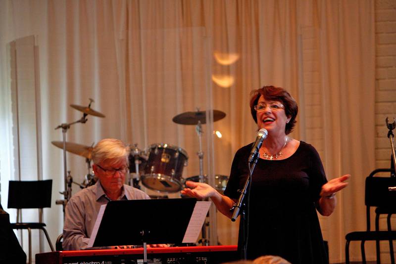 Anette Berg var dagens sångsolist och sjöng flera gamla och välkända sånger från sin nyutkomna CD, idag ackompanjerad av Stig Andersson