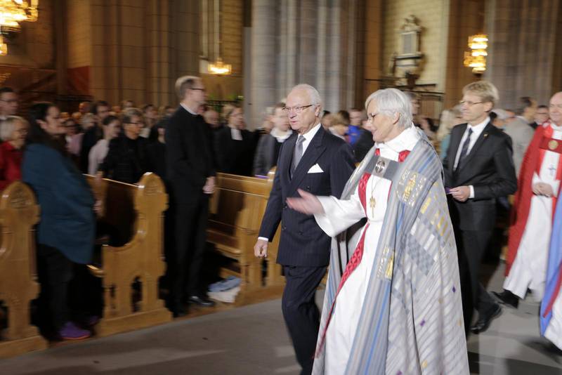Ärkebiskop	 Antje Jackelén visade kung Carl XVI Gustaf vägen in i Uppsala domkyrka vid högtidsgudstjänsten.	