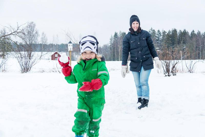 Emanuel trivs med att busa i snön med mamma Lina Skoghäll. Sedan fyra år bor familjen Skoghäll i småländska Horda där de trivs ypperligt. Lina är nöjd med tillvaron som församlingspastor i Horda frikyrkoförsamling, studieledare på ALT och småbarnsmamma. 