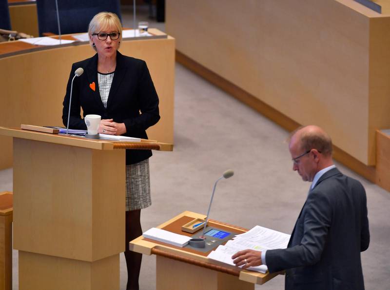 Mikael Oscarsson (KD) debatterar med utrikesminister Margot Wallström i riksdagen.