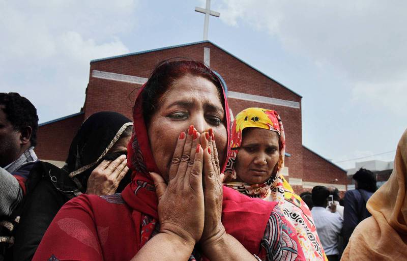 Sörjande kristna i Lahore, Pakistan.