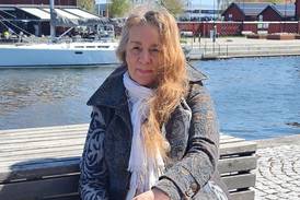 Eva Holma strävar efter ett färgrikt liv med sorgen som en röd tråd