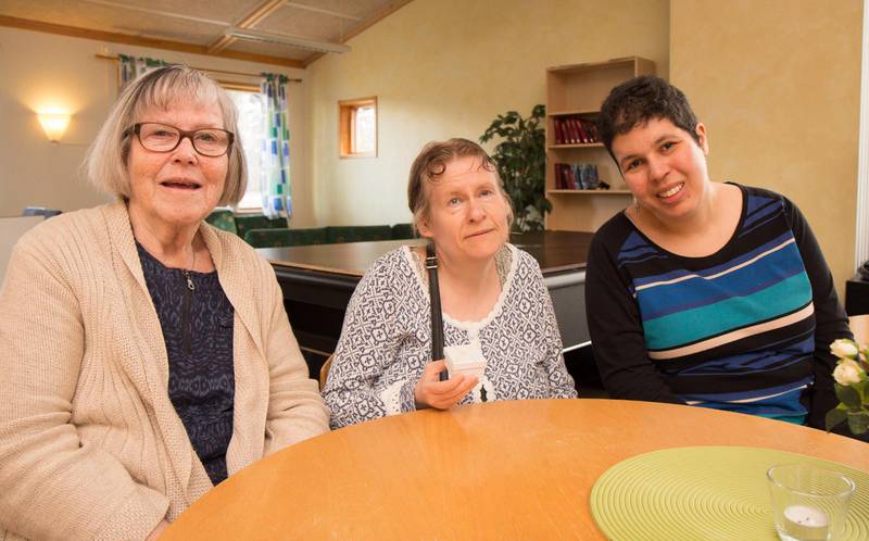Birgitta Gunnarsson, Fredrika Lindén och Elina Gunnarsson är vana besökare på En kyrka med alla.