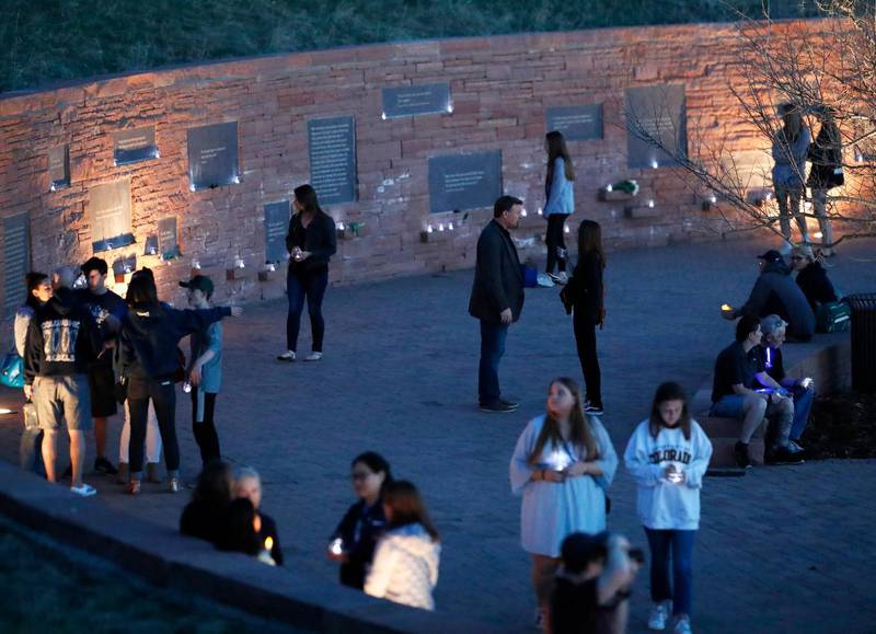 På långfredagen hölls en minnesstund med anledning av att det är 20 år sedan skolskjutningen i Columbine. Den hölls vid det minnesmonument som upprättats.