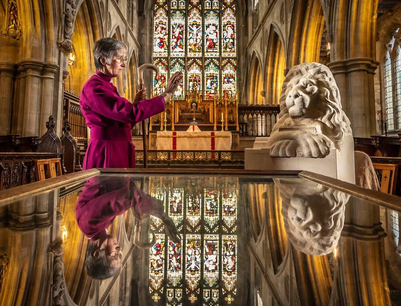 Biskopen av Hull, Alison White, välsignar Lejonet Aslan, en av de totalt fjorton stenfigurer som ska pryda kyrkans ytterväggar och som är inspirerade av Narniaböckerna.