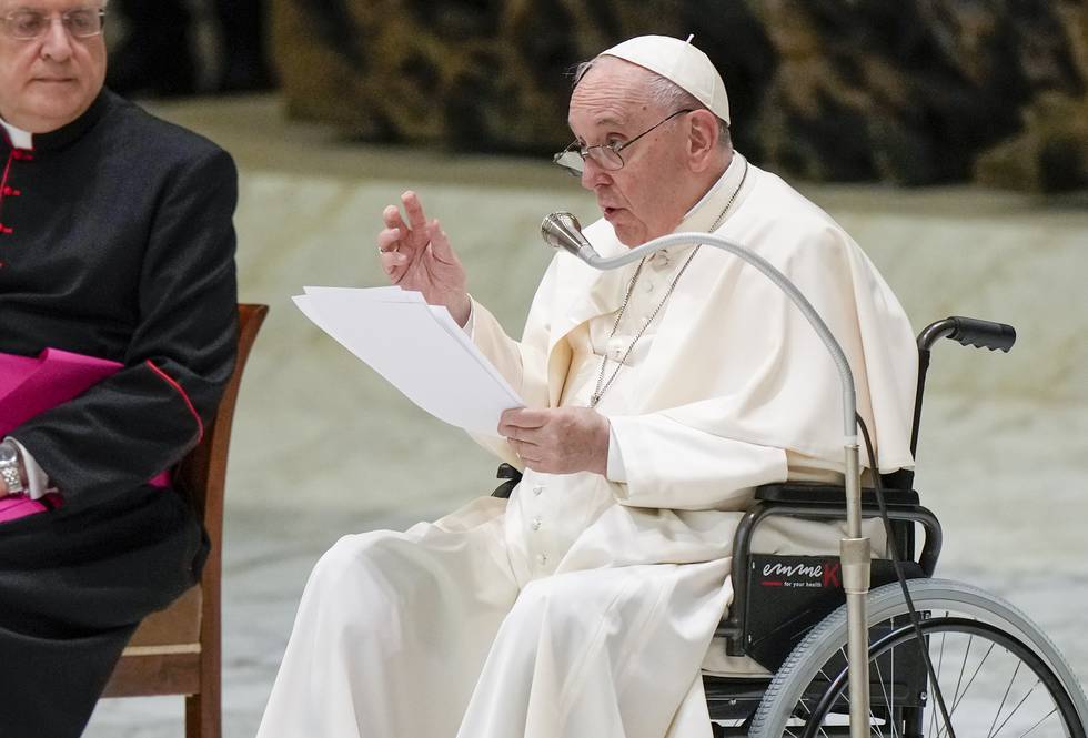 Påve Franciskus, i rullstol på grund av ett dåligt knä, reser till Kanada i juli.