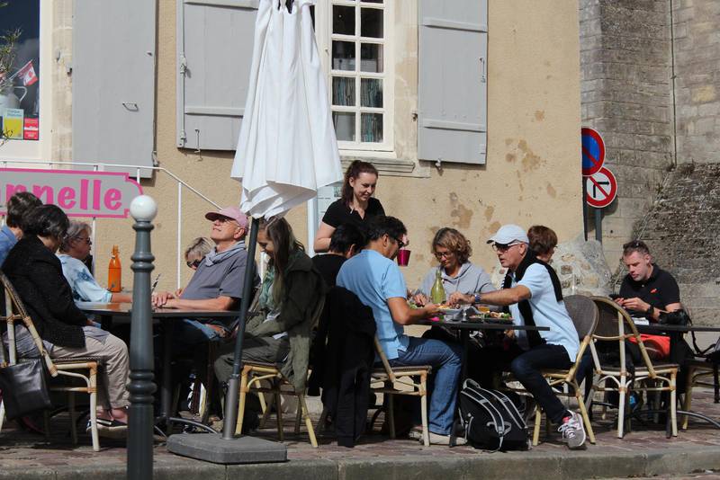 Vid fint väder flyttar Bayeuxs restauranger ut på gatan.