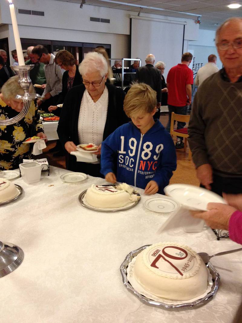 Både unga och äldre lät sig väl smaka av jubileumstårtorna