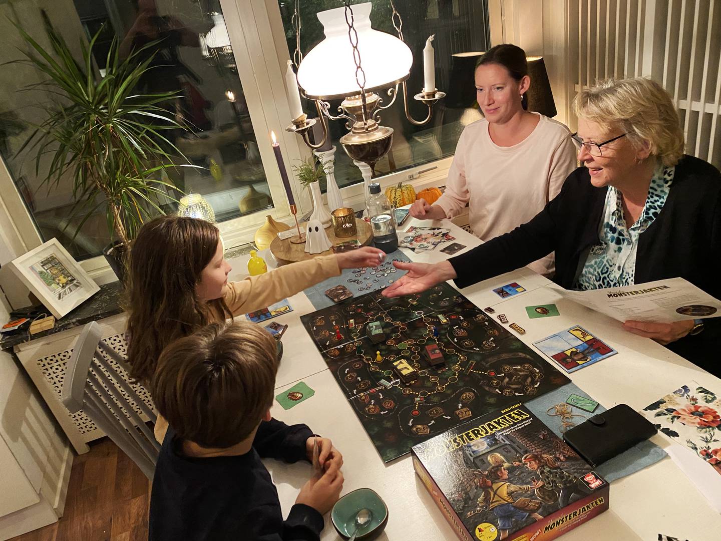 Familj spelar Magiska monsterjakten.