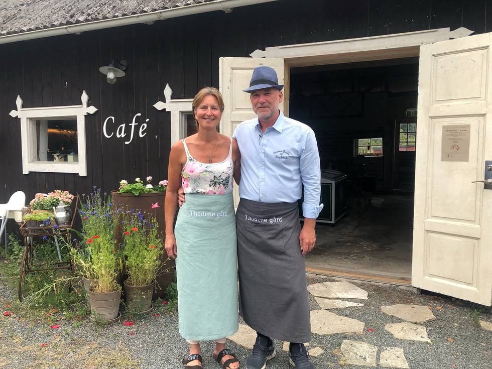 Nicke och Sussie Holgersson driver sedan juni 2022 kaféet på Thodene Gård i Västergötland.