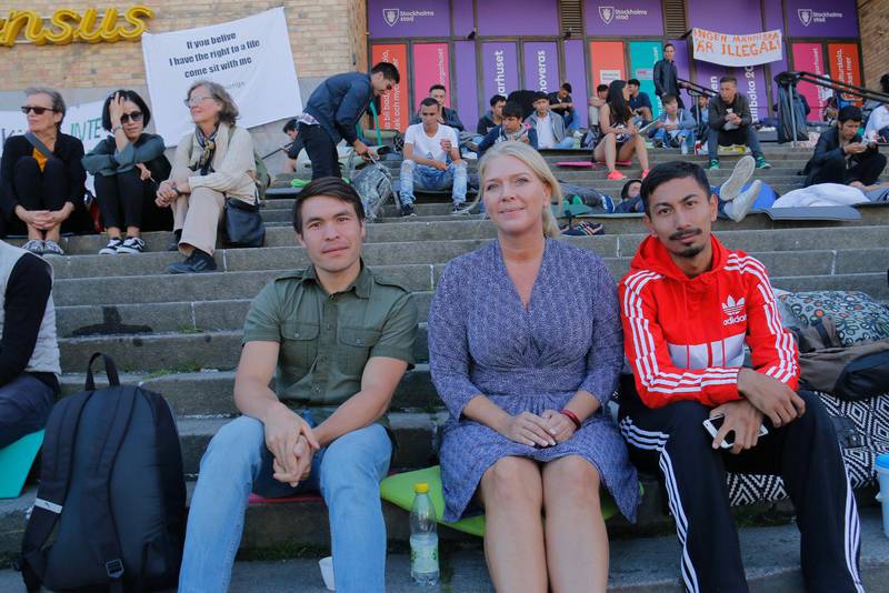 Asylsökande afghanska ungdomar samlade på Medborgarplatsen i Stockholm.