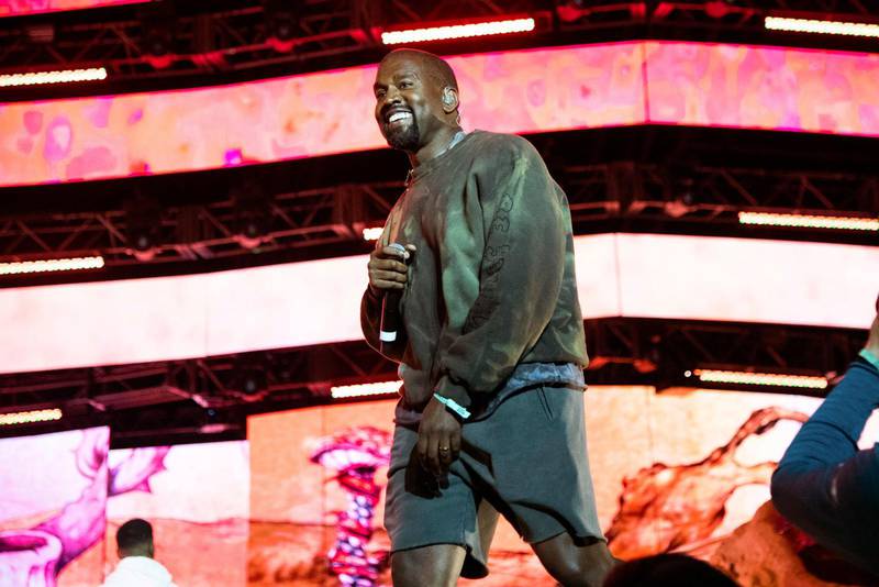 Med sitt nya konsertkoncept "Sunday service" förmedlar den nyomvände hiphop-artisten Kanye West ett tydligt kristet budksap.