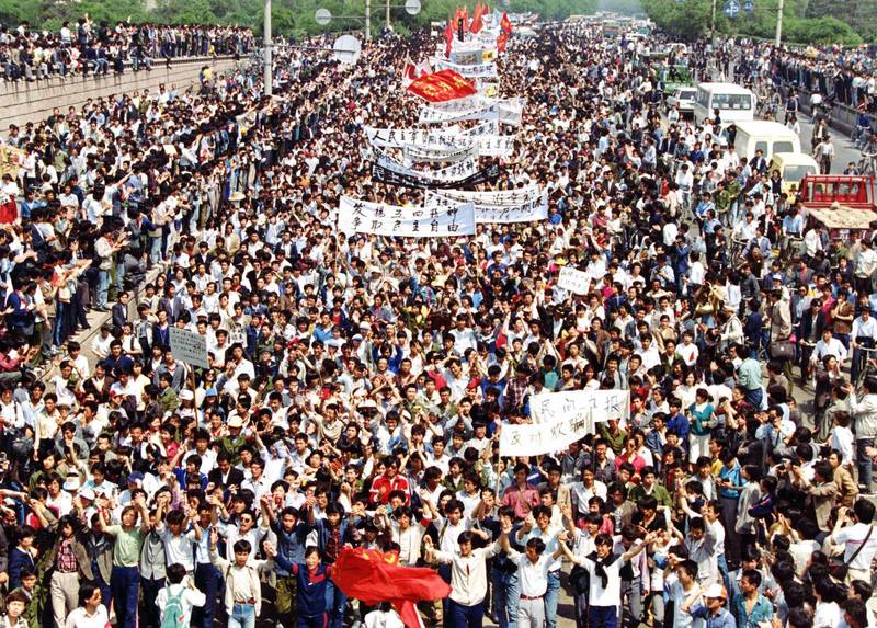 Fler än 7 000 studenter från olika högskolor och universitet marscherade mot Himmelska fridens torg den 4 maj 1989.