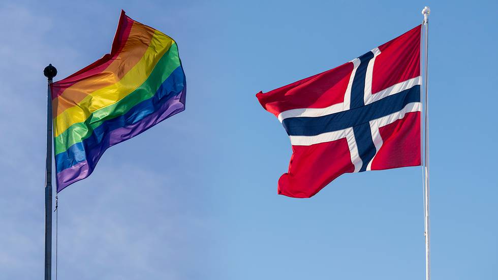 Prideflagga och norsk flagga.