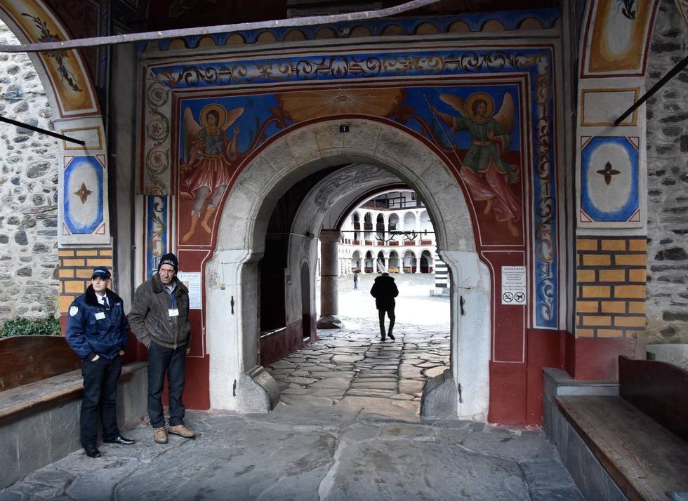 Cirka 80 procent av bulgarerna tillhör den bulgariska ortodoxa kyrkan, men i landet finns också en evangeliskt kristen minoritet, som nu firar att kritiserade lagförslag ändras. (Bilden: En vacker port leder in till den bulgariska kyrkans heligaste plats: Rila-klostret i bergen söder om Sofia).