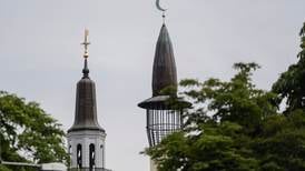 Svenskar vill hellre bo granne med fängelse än med “religiöst centrum”