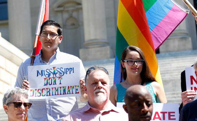 PROTEST. Troende aktivister demonstrerar för homosexuellas rättigheter.