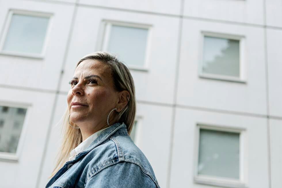 Flavia Perez står utanför huset där hon växte upp i miljonprogramsområdet Jordbro, söder om Stockholm. Hennes närmsta var kopplade till i kriminella nätverk. Nu vågar Flavia Perez bryta tystnaden och berätta om sitt liv.