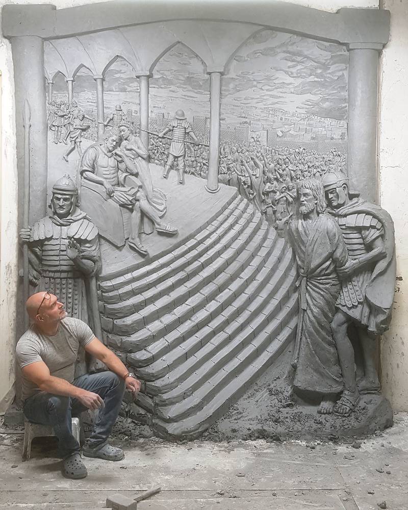 Den katolske konstnären Timothy P. Schmalz har skapat reliefer i närheten av Disney World i Orlando. Verken föreställer händelser från att Jesus döms till att han begravs.