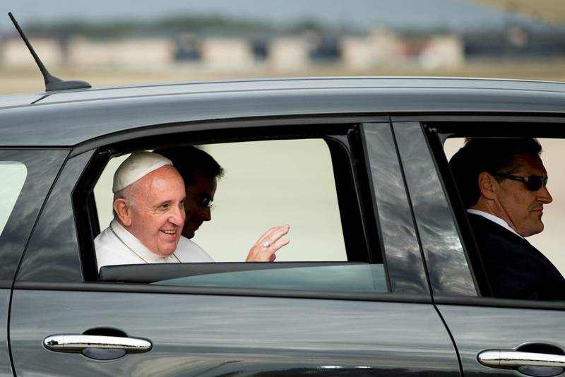 Påven Franciskus vinkar från baksätet under USA-besöket i fjol.