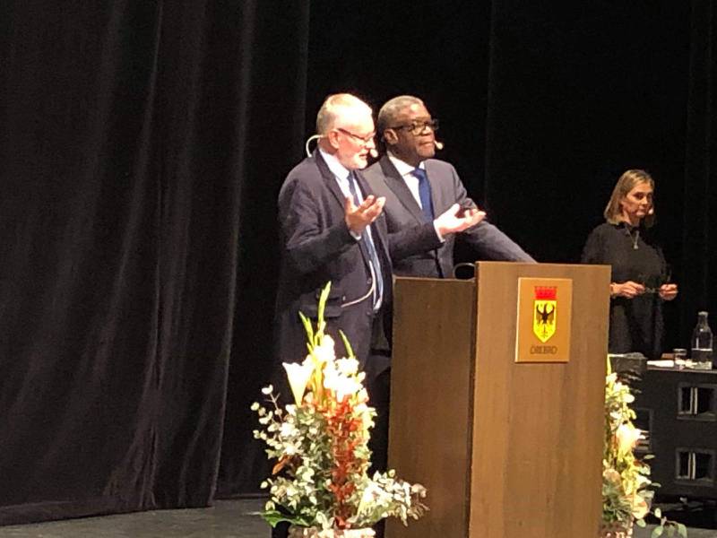 Dr Denis Mukwege talar på Svenska kyrkans fredsdagar i Örebro. Här med tolken Göran Janzon.